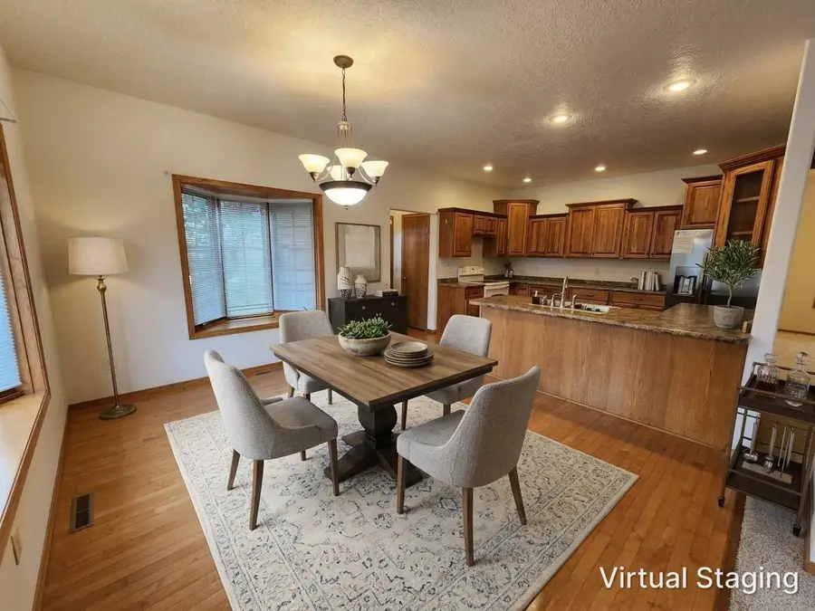 908 Hillcrest Grand Ave, Yankton, SD 57078 - #2