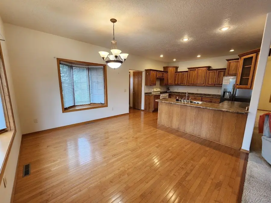 908 Hillcrest Grand Ave, Yankton, SD 57078 - #3