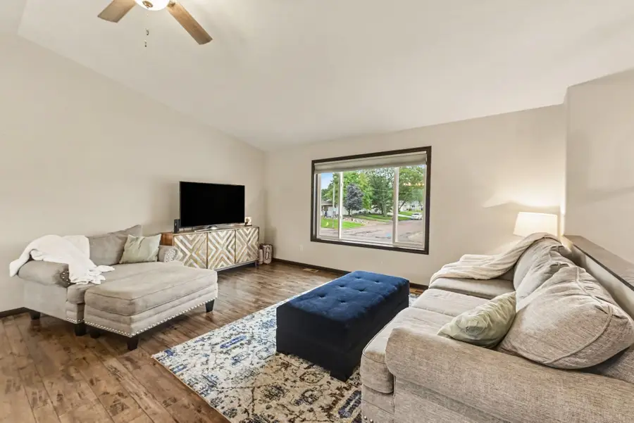 202 W 22nd St, Yankton, SD 57078 - #3