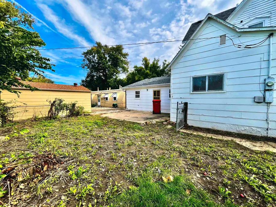 104 E 15th St, Yankton, SD 57078 - #3
