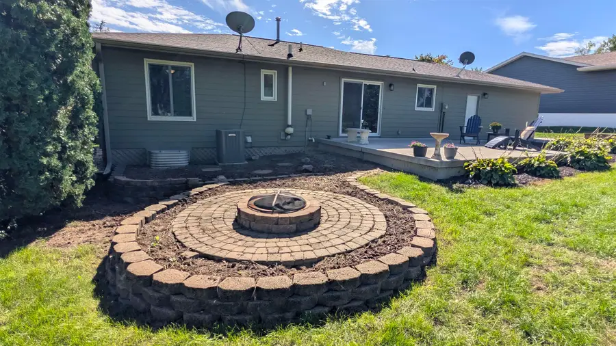 1202 W 10th St, Yankton, SD 57078 - #3