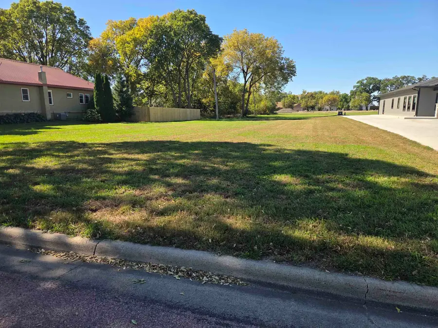 1915 Locust, Yankton, SD 57078 - #2