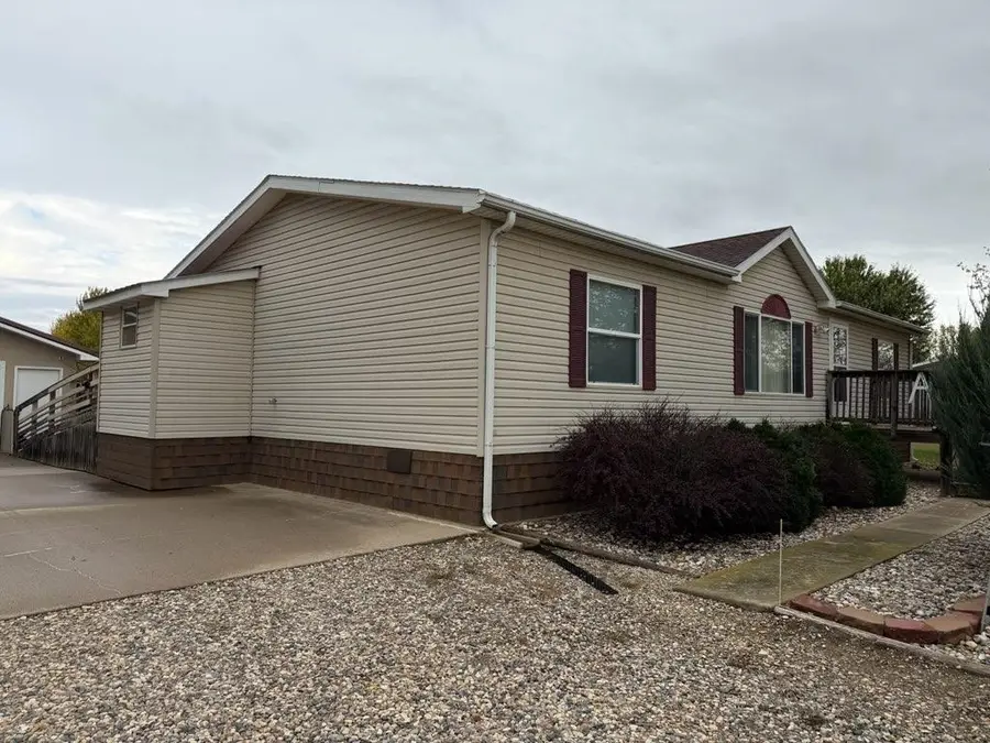 114 Robin St, Yankton, SD 57078 - #2