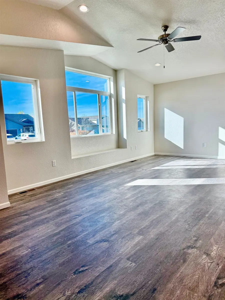 833 Ridgeview Street, Belle Fourche, SD 57717 - Image #2