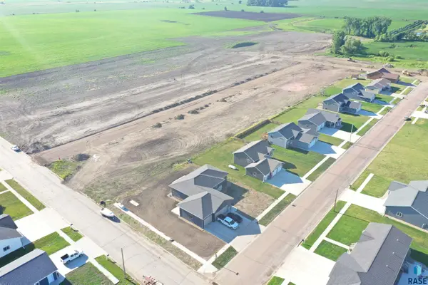 517 Fairway Dr, Colman, SD 57017