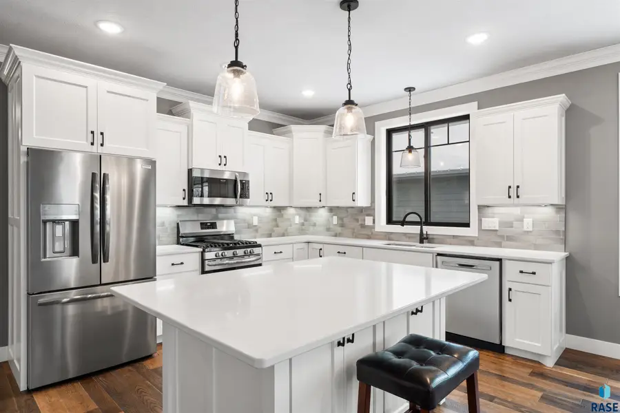 713 E 77th St, Sioux Falls, SD 57108 - #3