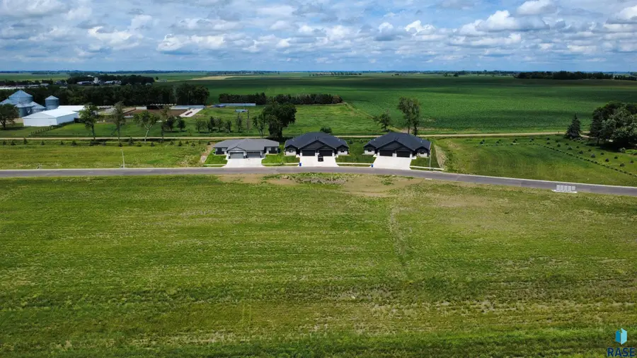 918 Harter Dr, Madison, SD 57042 - #2
