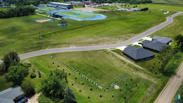 916 Harter Cir, Madison, SD 57042