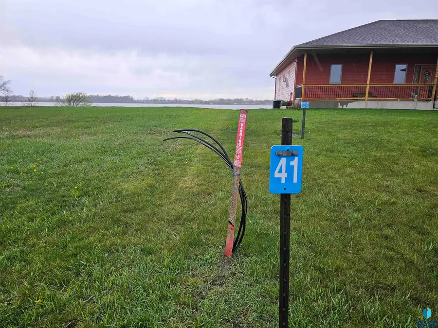 197 Lake Ridge Dr, Wentworth, SD 57075 - #2