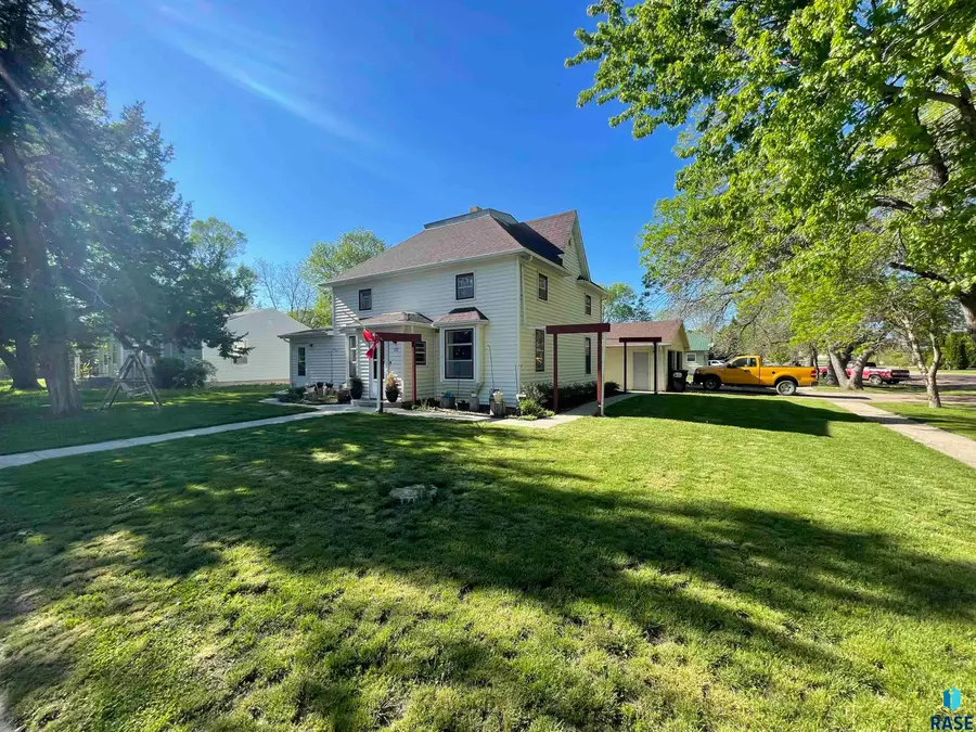 122 E 10th St, Gregory, SD 57533 - #2