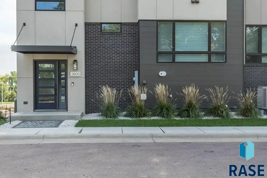 2800 S Oriya Pl, Sioux Falls, SD 57106 - #2