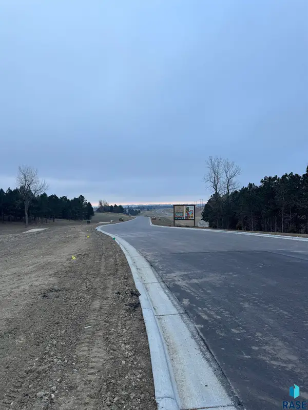 1005 N Foxtail Cir, Sioux Falls, SD 57110