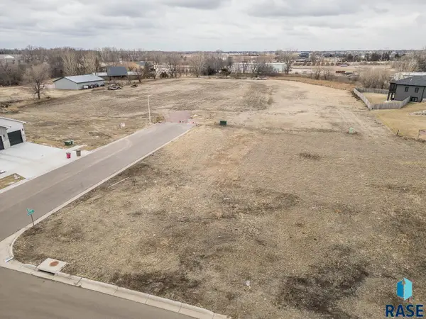 403 Bunyan Dr, Harrisburg, SD 57032