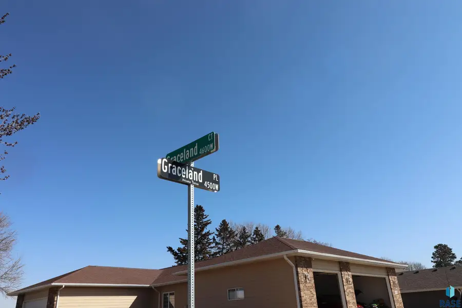 4501 W Graceland Pl, Sioux Falls, SD 57106 - #2