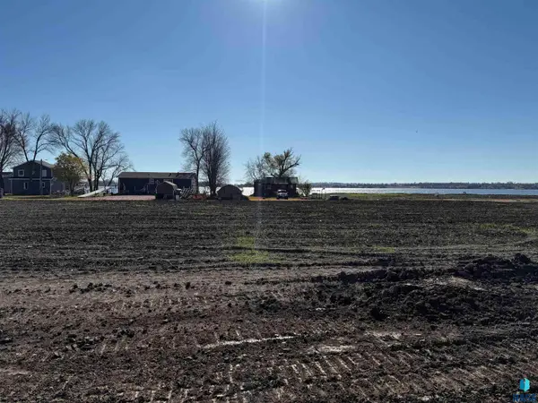 8 Crescent Ln, Madison, SD 57042