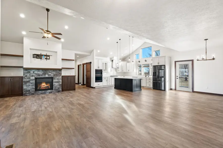 415 Linden Dr, Madison, SD 57042 - #3