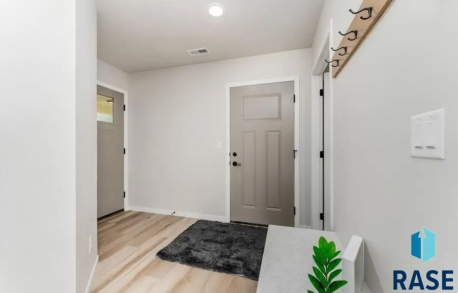 209 E Countryside Ave, Lennox, SD 57039 - #3