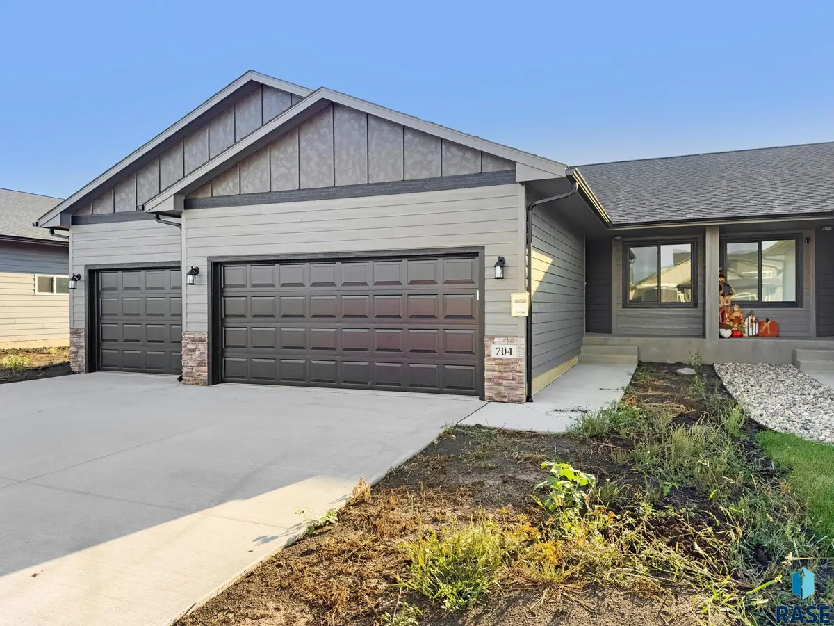 704 N Independent St, Lennox, SD 57039 - #1
