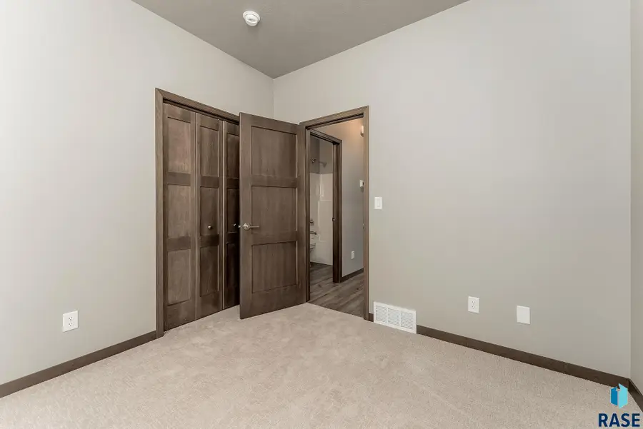 1716 N Concord Dr, Sioux Falls, SD 57110 - #3