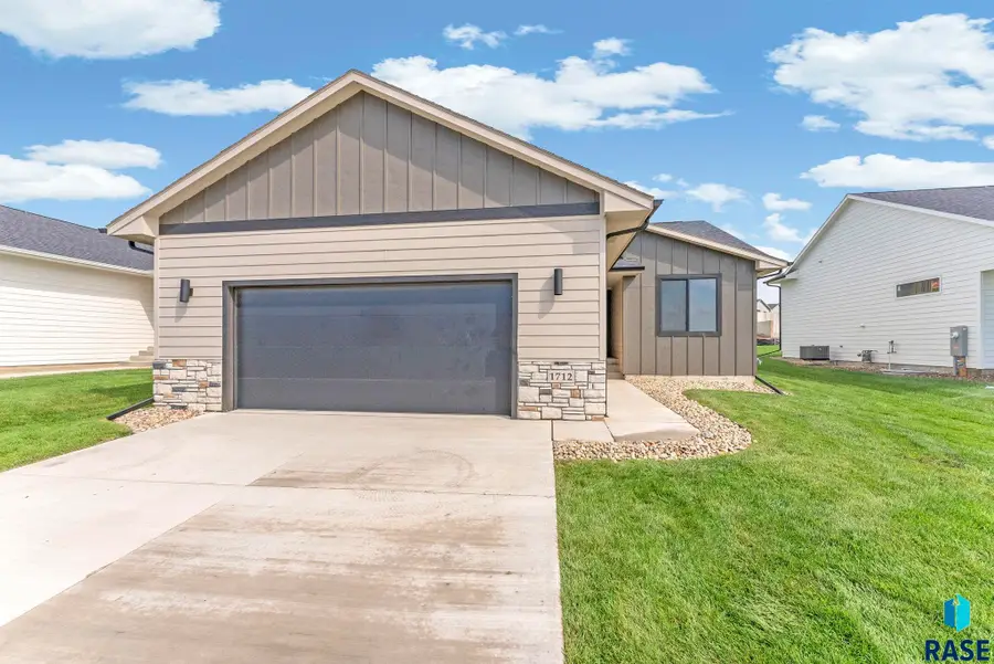 1712 N Concord Dr, Sioux Falls, SD 57110 - #2