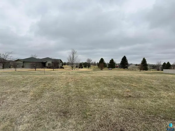 165 Golf View Cir, Wentworth, SD 57075