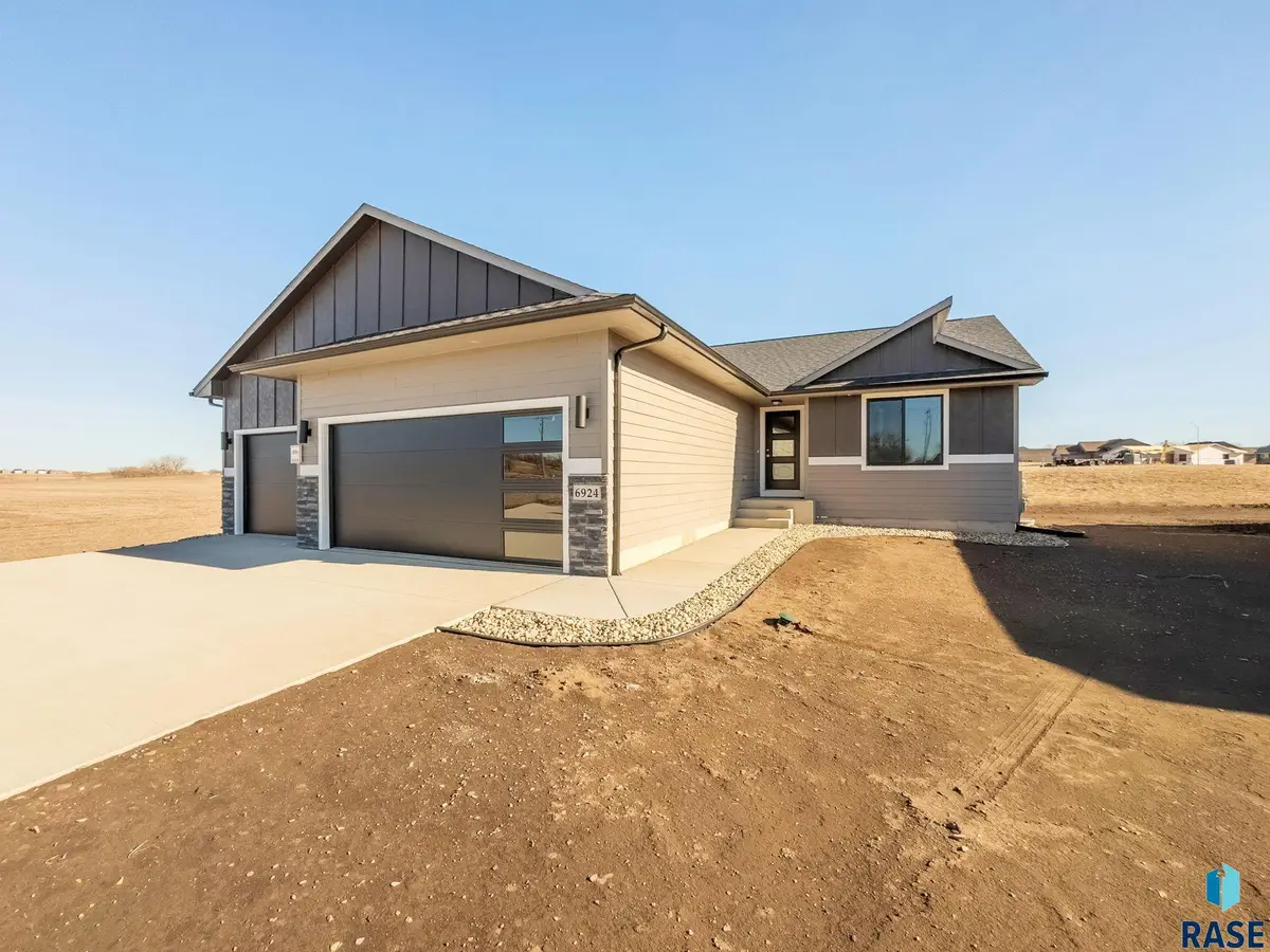 1320 Poplar Ave, Tea, SD 57064 - #1