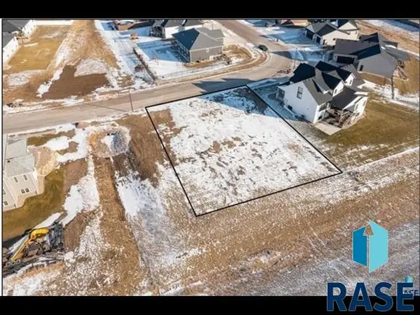 225 Central Park Ct, Harrisburg, SD 57032