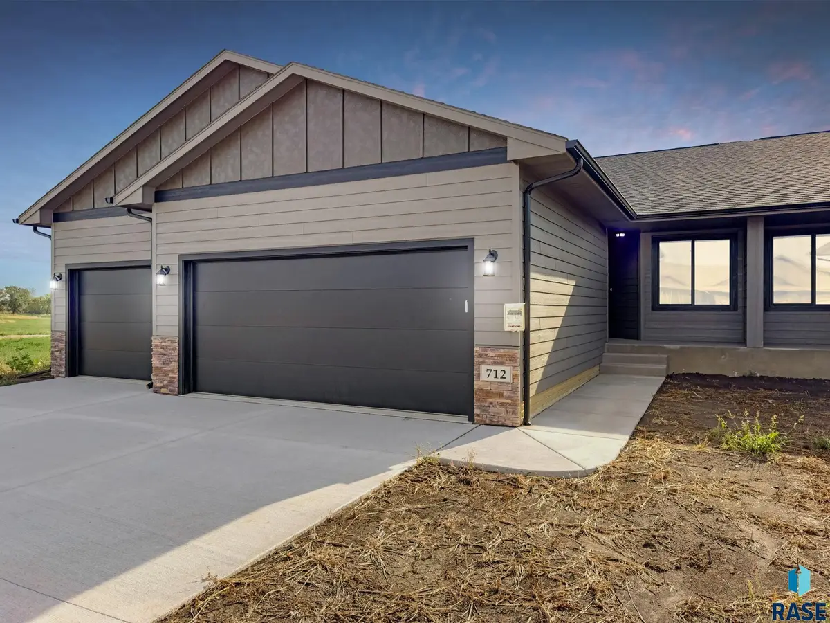712 N Independent St, Lennox, SD 57039 - #1