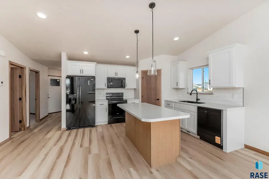 712 N Independent St, Lennox, SD 57039 - #3