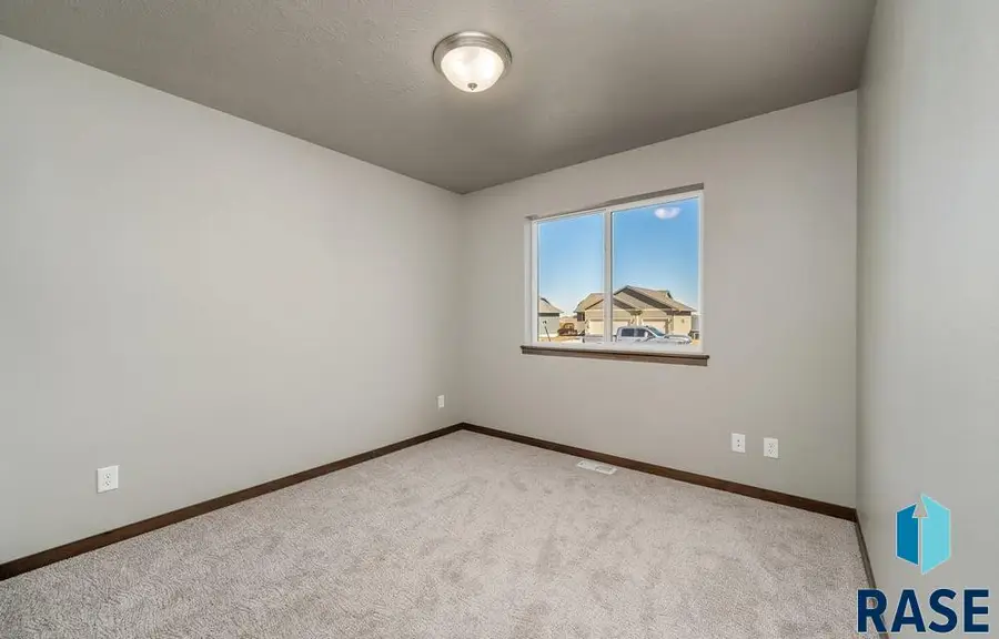 809 N Main St, Lennox, SD 57039 - #3