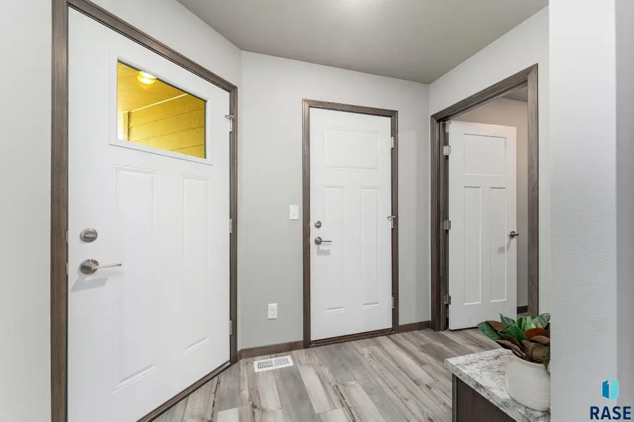 1803 N Tina Dr, Sioux Falls, SD 57110 - #2