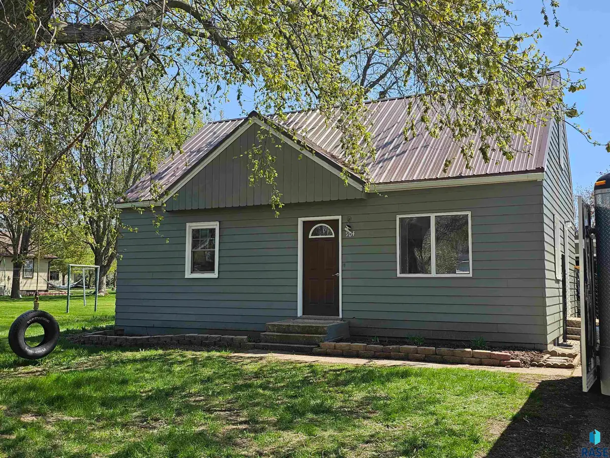 904 6th St Sw, Pipestone, MN 56164 - #1