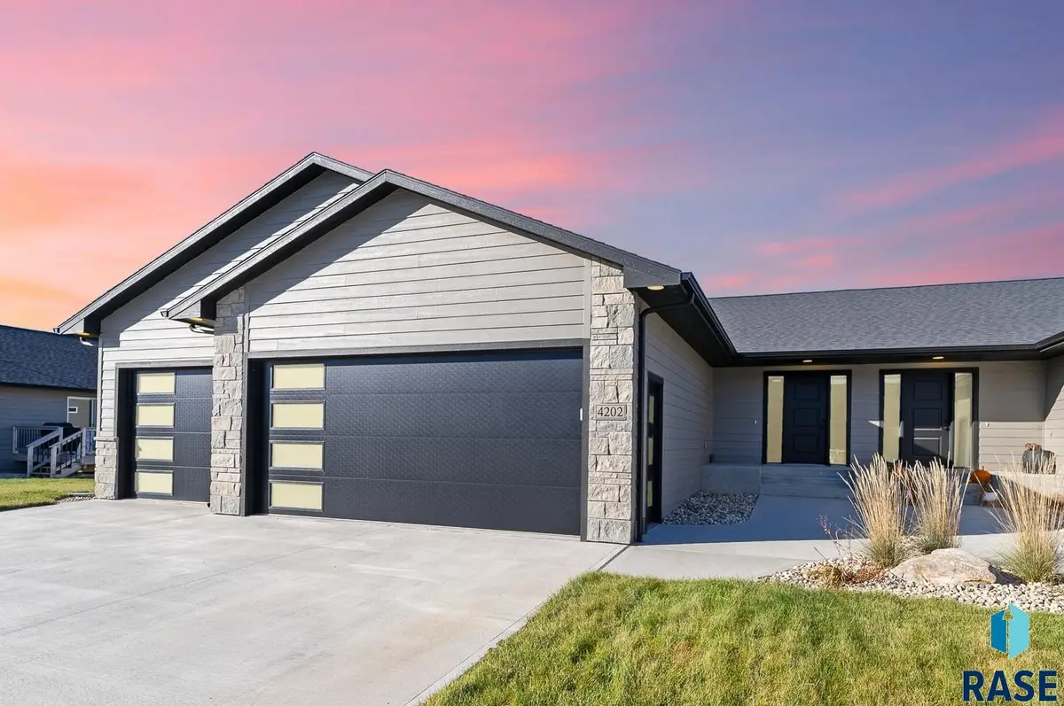 4202 N Knob Hill Ct, Sioux Falls, SD 57107 - #1