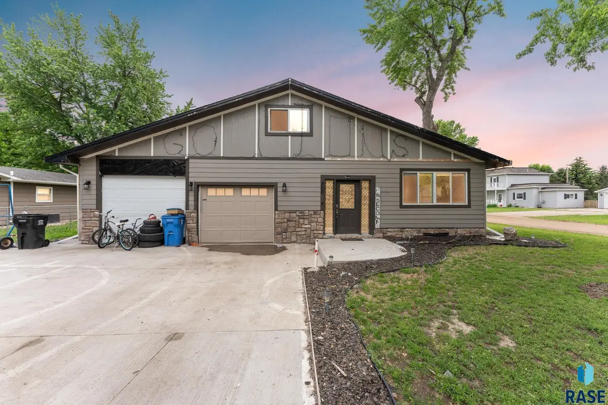 300 S Blaine St, Lennox, SD 57039 - #1