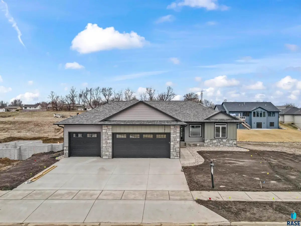 2205 S Red Oak Ave, Sioux Falls, SD 57110 - #1