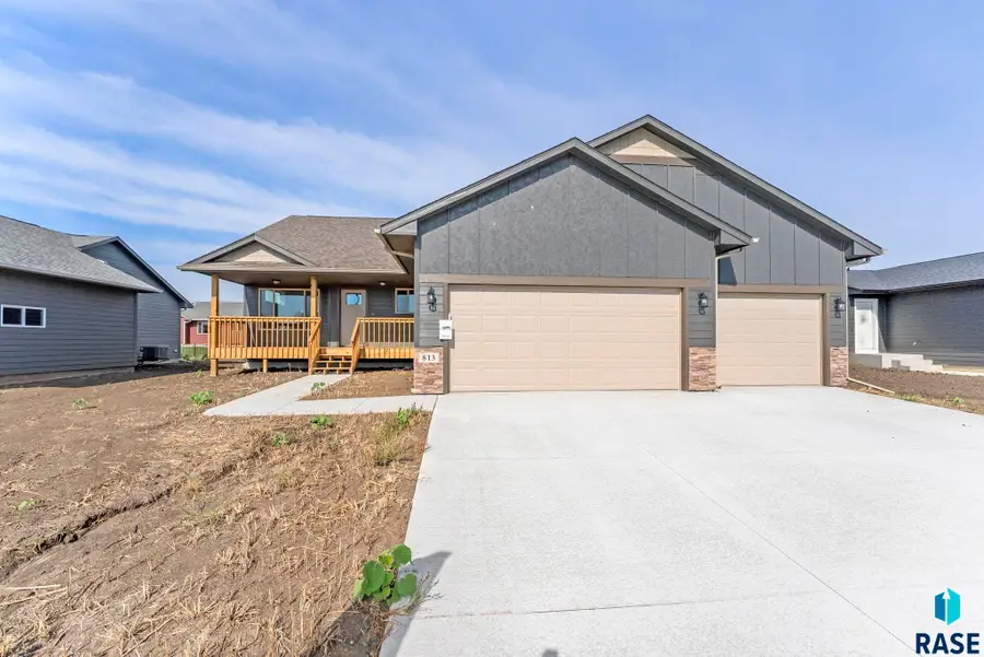 813 N Main St, Lennox, SD 57039 - #2