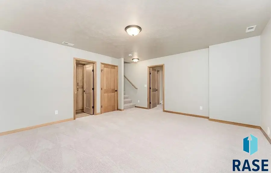 813 N Main St, Lennox, SD 57039 - #3