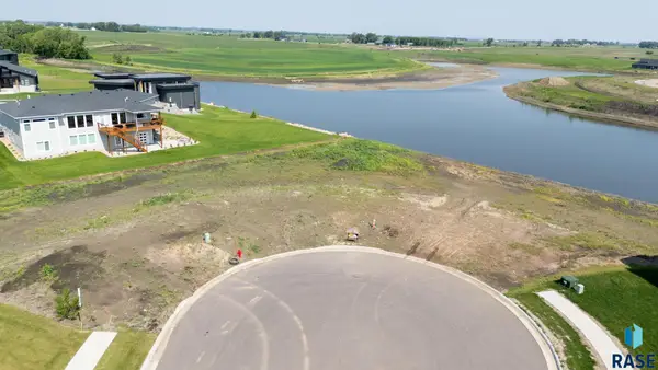 2725 N Pickerel Cir, Tea, SD 57064