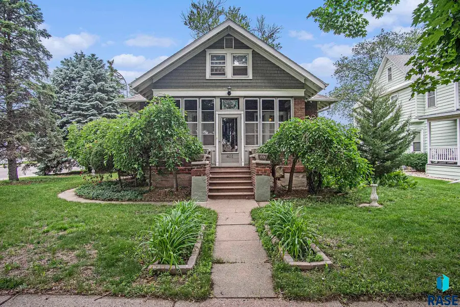 401 Linn St, Yankton, SD 57078 - #2
