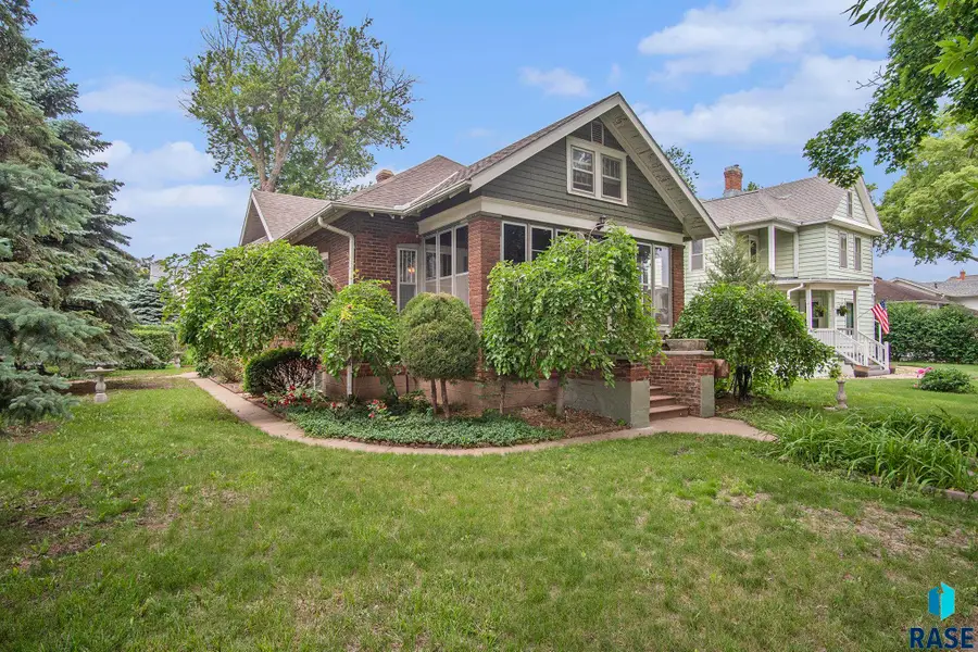 401 Linn St, Yankton, SD 57078 - #3