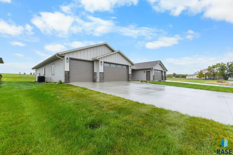 505 Mill Pond Rd #2, Rock Rapids, IA 51246 - #3