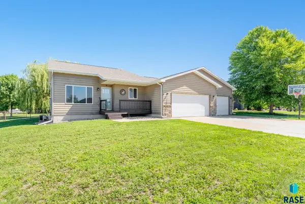 1000 Greyhawk Cir, Harrisburg, SD 57032