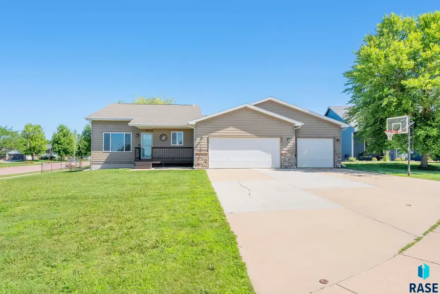 1000 Greyhawk Cir, Harrisburg, SD 57032 - #2
