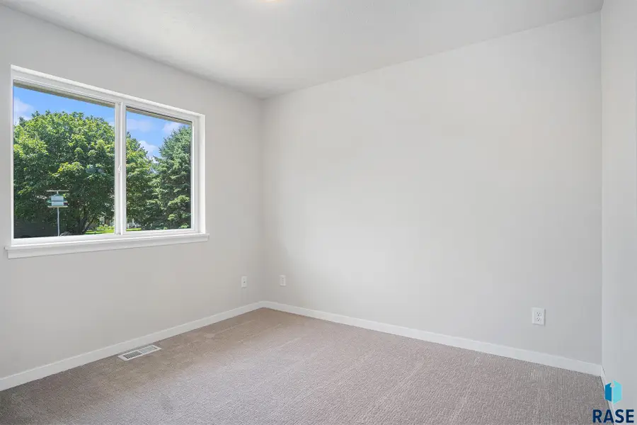 1127 Cyber Ct, Madison, SD 57042 - #2