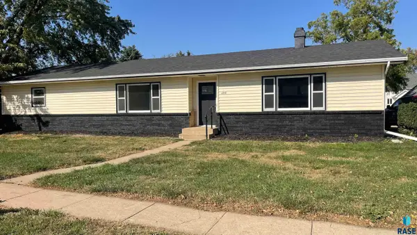 206 W Hemlock St, Beresford, SD 57004