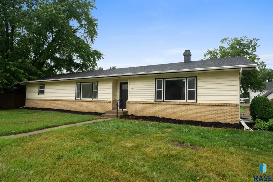 206 W Hemlock St, Beresford, SD 57004 - #2