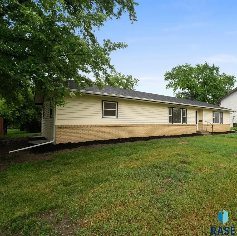 206 W Hemlock St, Beresford, SD 57004 - #3