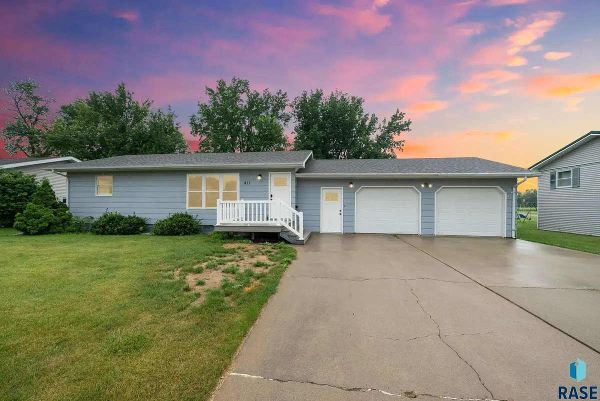 411 N Douglas St, Howard, SD 57349 - #1