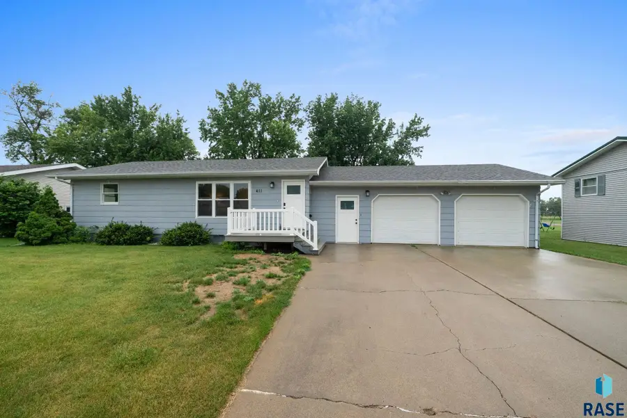 411 N Douglas St, Howard, SD 57349 - #2