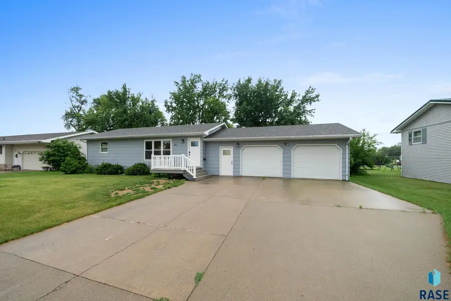 411 N Douglas St, Howard, SD 57349 - #3